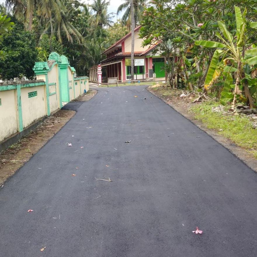 Perbaikan Jalan Desa Ruas Ngeseng-Kemendung